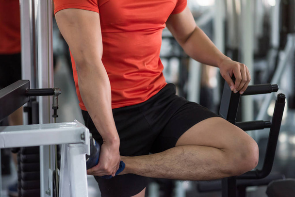 Σπορ μυών τέντωμα ασκήσεις στο γυμναστήριο γυμναστηρίου πριν από την άσκηση με χώρο αντιγραφής για το κείμενο. ζεστάνετε τα πόδια πριν την προπόνηση, - Φωτογραφία, εικόνα