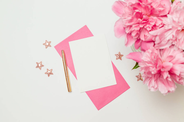Attrappe der horizontalen minimalistischen Kartenattrappe mit Blume, Bastelumschlag, Blüte, flache Lage, Draufsicht - Foto, Bild