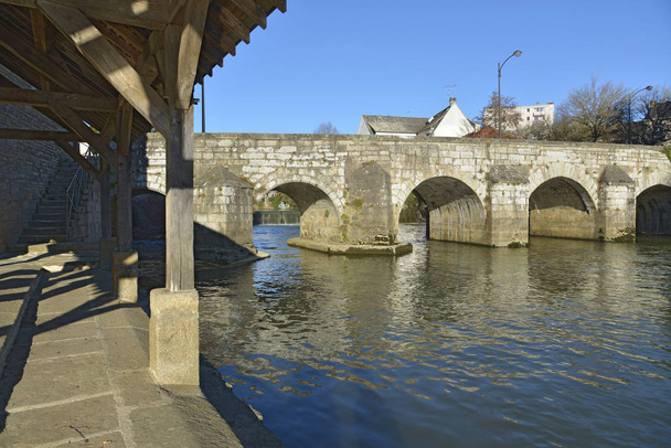 Puente viejo y lavadero en el Sarthe en Alenon de la región de Baja Normandía en Francia
 - Foto, imagen