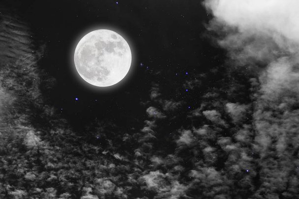 Yıldızlı ve bulutlar arka plan ile dolunay. Romantik gece.  - Fotoğraf, Görsel