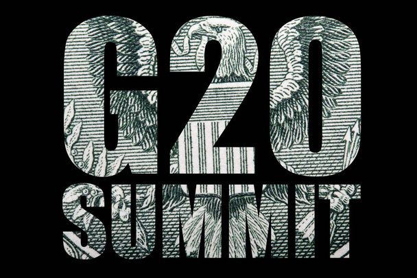 Beschriftung des G20-Gipfels mit Dollarnoten-Textur auf schwarzem Hintergrund - Foto, Bild