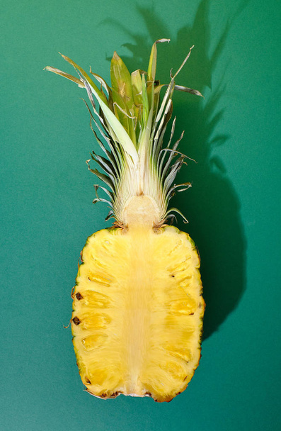 ένα ψιλοκομμένο ανανά με ισχυρό συμπληρωματικό χρώμα στο φόντο - Φωτογραφία, εικόνα