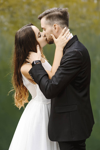 Portré egy szép fiatal menyasszony és a vőlegény csók szélén o - Fotó, kép