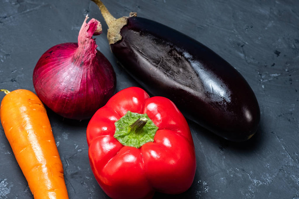 a healthy lifestyle is the layout of the vegetables, eggplant, p - Foto, afbeelding