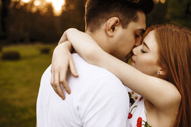 Vista lateral retrato de um belo jovem casal caucasiano embraci
 - Foto, Imagem