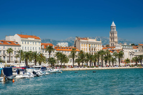 Lodě v přístavišti ve městě Split, Chorvatsko, Panorama a na nábřeží největšího města Dalmácie a populárního touristického cíle - Fotografie, Obrázek