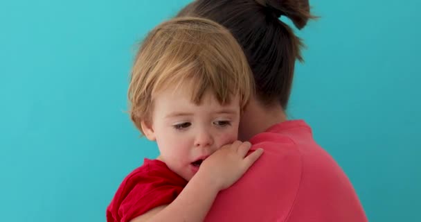 Matka objímat rozkošné malé dítě - Záběry, video