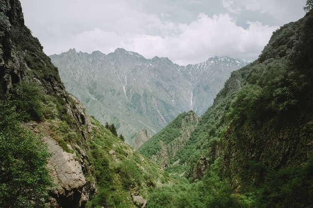 グルジアの山々の美しい景色、素晴らしい自然 - 写真・画像