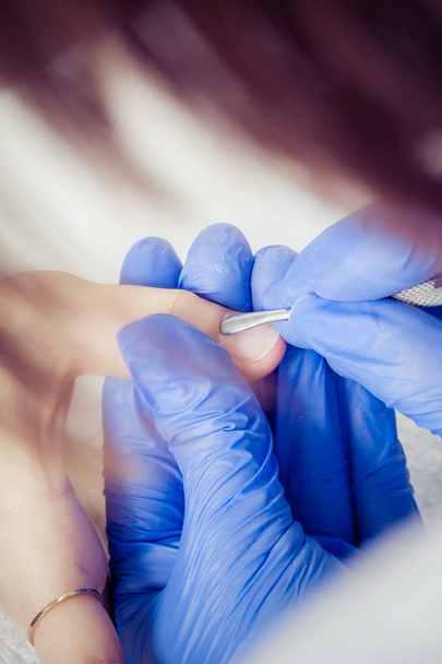 Fingernagelbehandlung, Schleifen und Polieren im Schönheitssalon. Maniküre-Verfahren - Foto, Bild