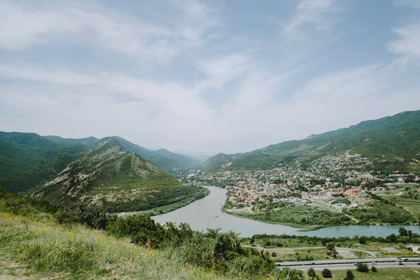 Widok na miasto Mccheta, Gruzja - Zdjęcie, obraz