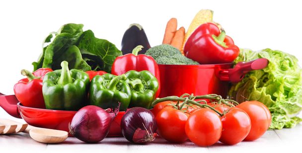 Verduras frescas y olla de cocina en la mesa de la cocina
 - Foto, imagen