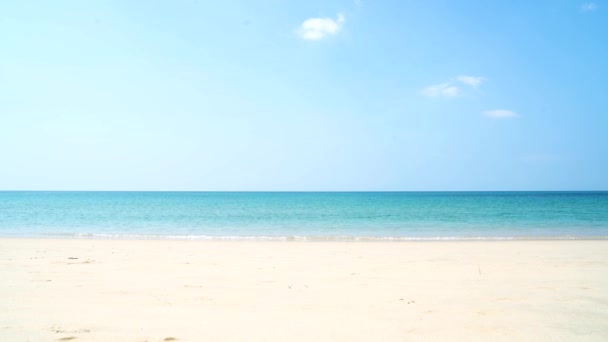 Tropikalna plaża popołudniowy widok, fal przerwy na tropikalnej białej piaszczystej plaży. Fale morskie bezszwowe pętli na pięknej piaszczystej plaży, Phuket Tajlandia - Materiał filmowy, wideo