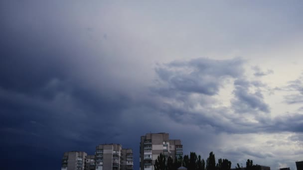 Η χρονική διάρκεια των σκοτεινών σύννεφων καταιγίδας πάνω από μια μικρή πόλη το ηλιοβασίλεμα - Πλάνα, βίντεο