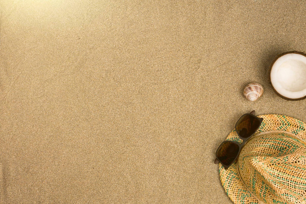 Минималистская летняя квартира лежала с, солнцезащитные очки и панама шляпа на песчаном фоне
 - Фото, изображение