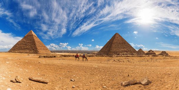 Beduiinit Gizan pyramidien lähellä, aurinkoinen päivä panoraama
 - Valokuva, kuva