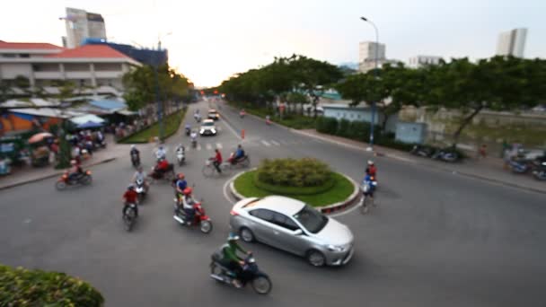 Хаотична трафіку на дорогах азіатських містах. Розмиття кадри - Кадри, відео