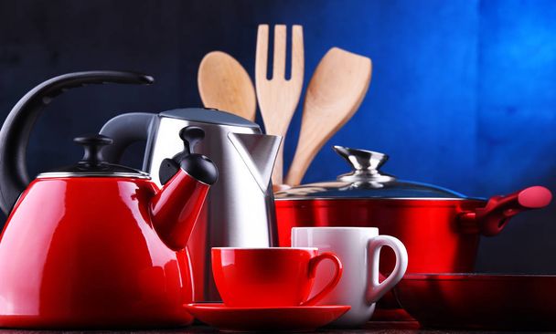 Skład z naczynia kuchenne, czajniki i kubki - Zdjęcie, obraz
