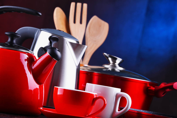 Состав с кухонными сосудами, чайниками и чашками
 - Фото, изображение