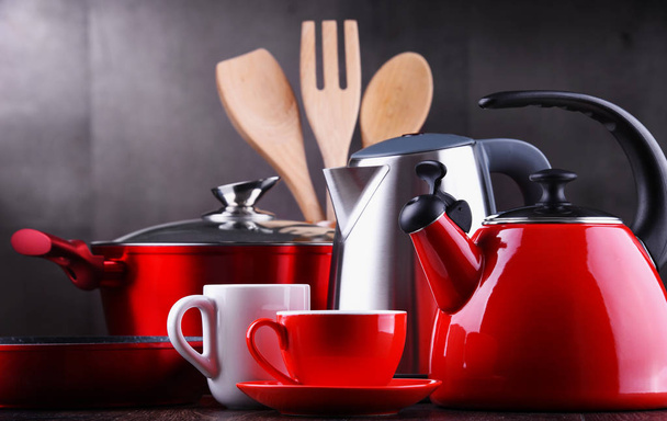 Composición con utensilios de cocina, teteras y tazas
 - Foto, Imagen