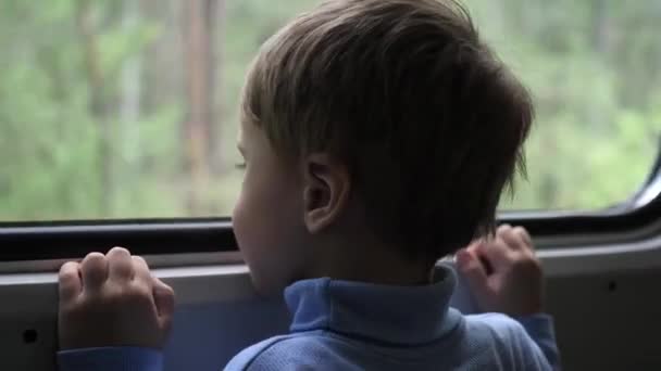 Poika matkustaa junalla ja katsoo ulos ikkunasta, katsellen liikkuvia esineitä ikkunan ulkopuolella. Matkustaminen perheen kanssa
 - Materiaali, video