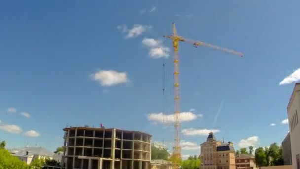 Építőipari munka egy Toronydaru a helyszínen a dolgozók. Időkörök - Felvétel, videó