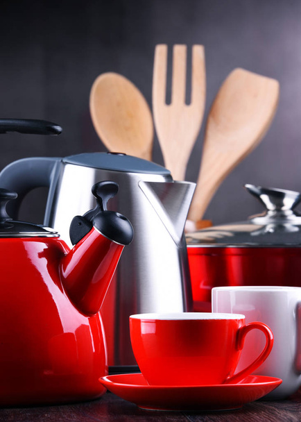 Zusammensetzung mit Küchengeräten, Wasserkochern und Tassen - Foto, Bild