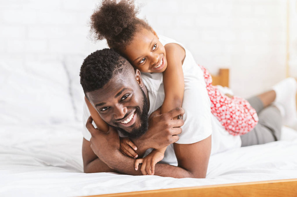 彼の小さな娘と抱き合うアフリカ系アメリカ人の男 - 写真・画像