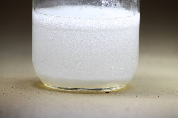 Valkoinen jauhe, joka reagoi nesteeseen
 - Valokuva, kuva