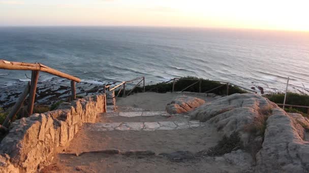 Douces vagues de l'océan vues d'un point de vue rustique à Cabo Mondego, au Portugal
. - Séquence, vidéo