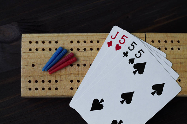 korttien pelaaminen mustalla pohjalla cribbage aluksella
 - Valokuva, kuva