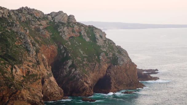 Avrupa'nın kenarındaki kayalıkların yan görünümü Cape roca, Portekiz. - Video, Çekim