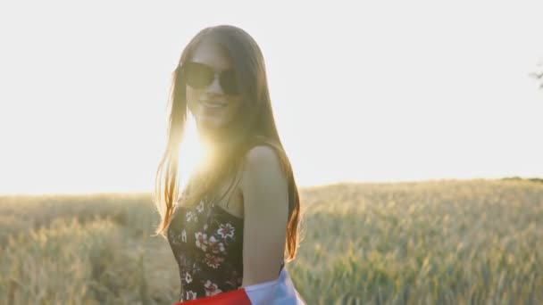 若いカナダ人女性は日没時にカナダの国旗を屋外に振っている。スローモーション - 映像、動画
