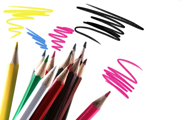 Lápis multicoloridos isolados em fundo branco
 - Foto, Imagem