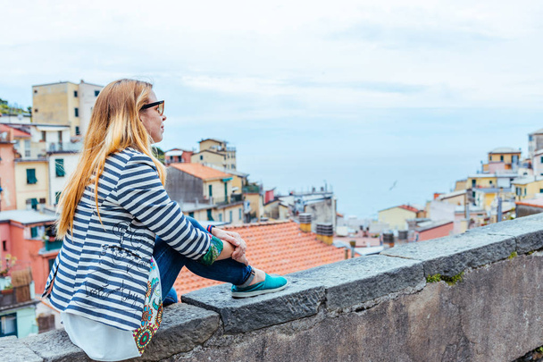 UNESCO Dünya mirası sitesi Cinque Terre 'de Manarola 'nın manzarasını eşliğinde güzel genç kadın, Liguria, Italya - Fotoğraf, Görsel