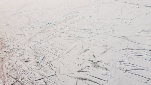 Zimní zázemí zamrzlé země s ledem, se stopami bruslí - Fotografie, Obrázek