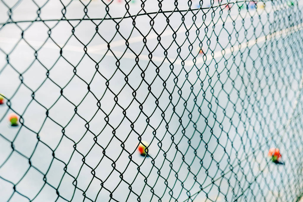 Háttere egy fém háló kerítés az előtérben egy tenisz Co - Fotó, kép