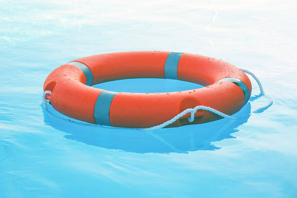 Piros mentőgyűrűt medence gyűrűs úszó - Fotó, kép