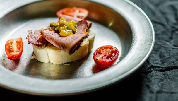 Єврейська закуска сендвіч з пастрамі, гірчицею і помідорами чері - Фото, зображення