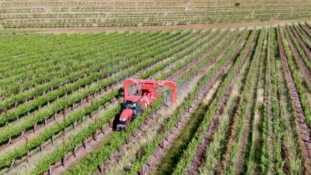 Granja tractor pulverización de pesticidas e insecticidas herbicidas sobre campo de viñedo verde. Napa Valley, Condado de Napa, California, EE.UU.
 - Imágenes, Vídeo