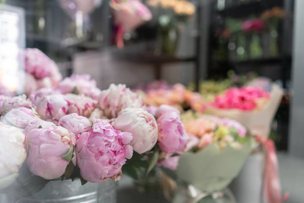 Farklı renkte çiçekli vazolar, çiçekçi dükkanı. Güzel bahar buketleri. - Evet. Küçük bir aile şirketi. Çiçekçilik. Boşluğu kopyala - Fotoğraf, Görsel
