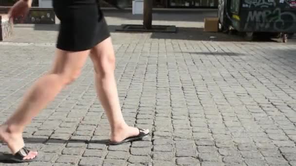 Einsame Frau läuft nachmittags auf dem Gehweg - Filmmaterial, Video