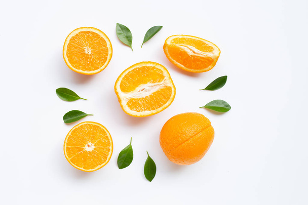 Высокий витамин С. Свежие апельсиновые цитрусовые фрукты с листьями
 - Фото, изображение