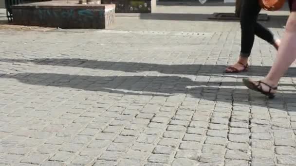 молодые женщины, идущие по тротуару в солнечный день
 - Кадры, видео