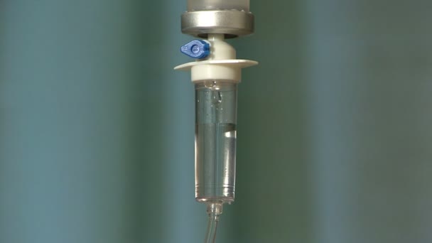 I.V. goutte à goutte saline intraveineuse dans la chambre d'hôpital (boucle
) - Séquence, vidéo