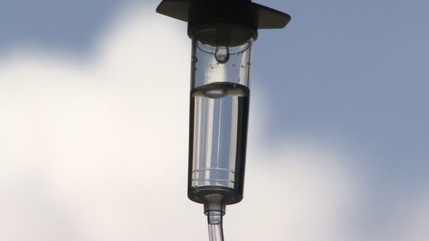 I.V. intravénás sós csöpögés közelről fikarcnyi égbolt háttér - Felvétel, videó
