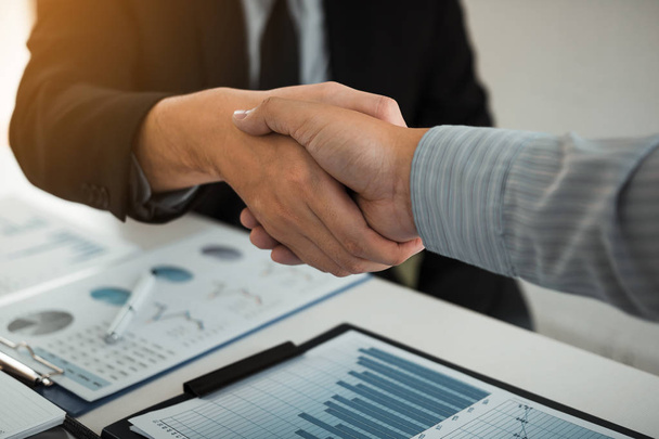 Бизнес-партнерство пожимает руку для подписания финансовых документов компании
 - Фото, изображение