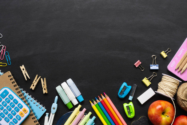 Geri Okul arka plan kavramı. Bir chalkboa üzerinde okul malzemeleri - Fotoğraf, Görsel