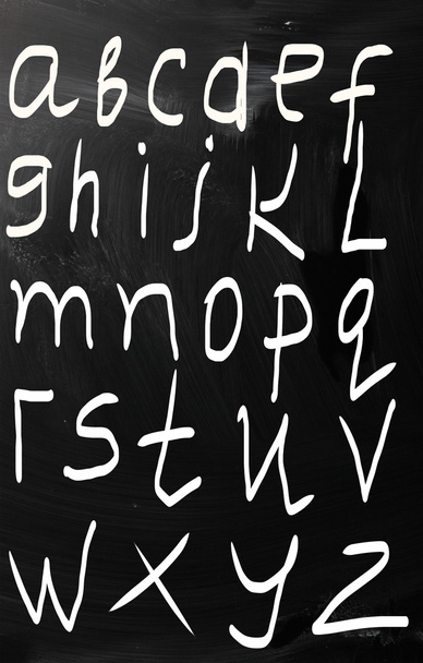 vollständiges englisches Alphabet handgeschrieben mit weißer Kreide auf schwarzem Grund - Foto, Bild
