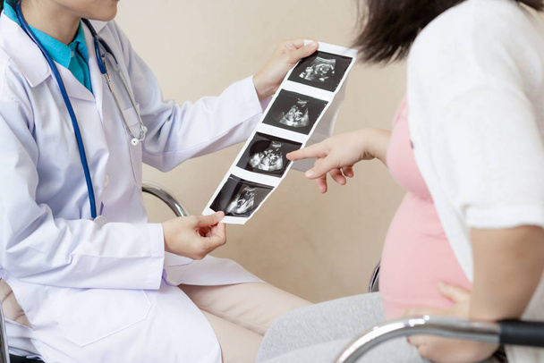 Pregnant Woman and Gynecologist Doctor at Hospital - Valokuva, kuva