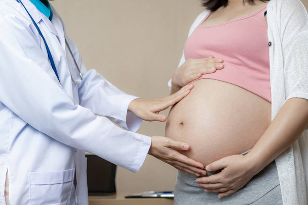 Těhotná žena a gynekolog lékař v nemocnici - Fotografie, Obrázek